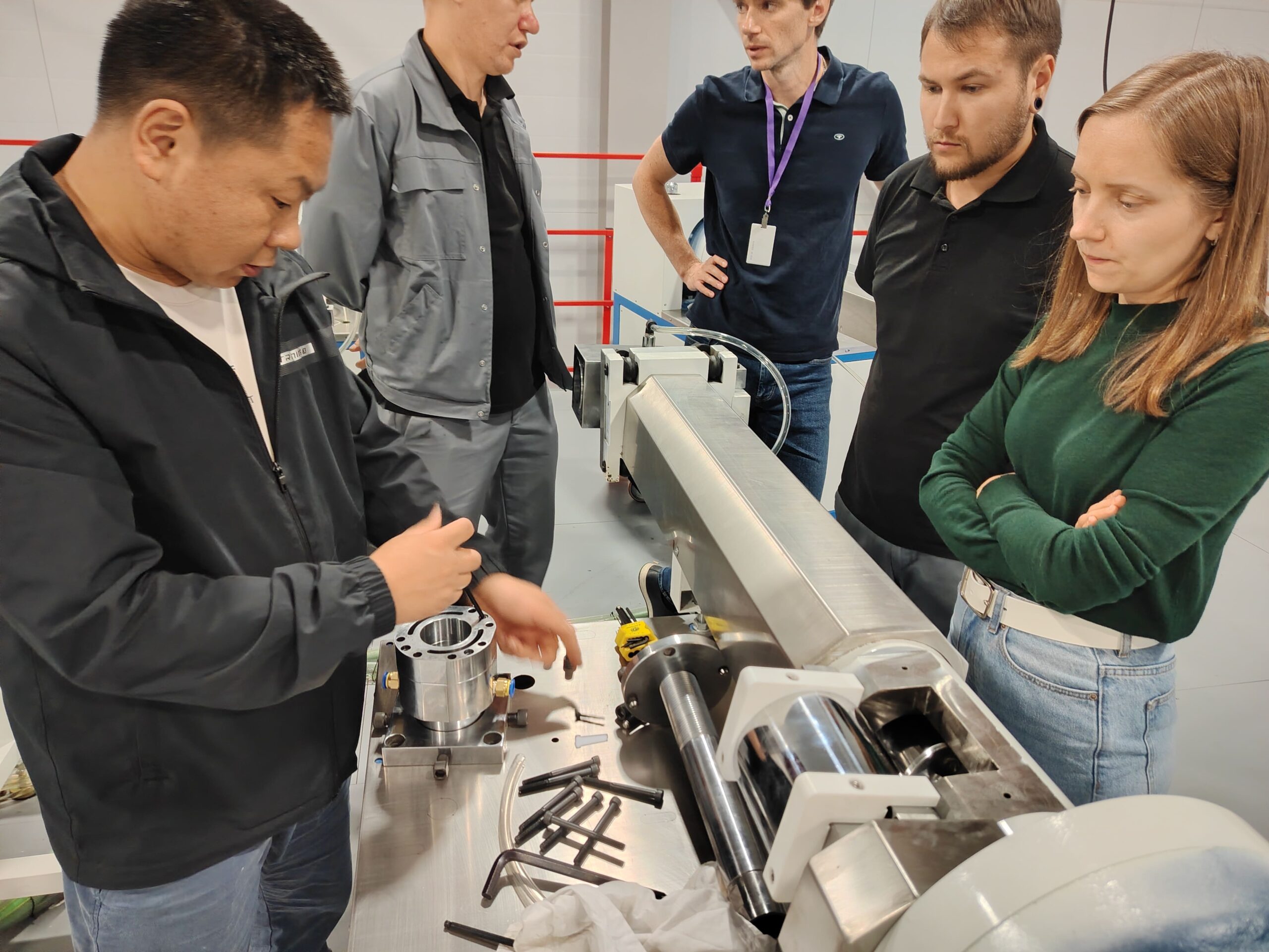Our engineer demonstrating the step-by-step disassembly of the extrusion mold set for the customer's team