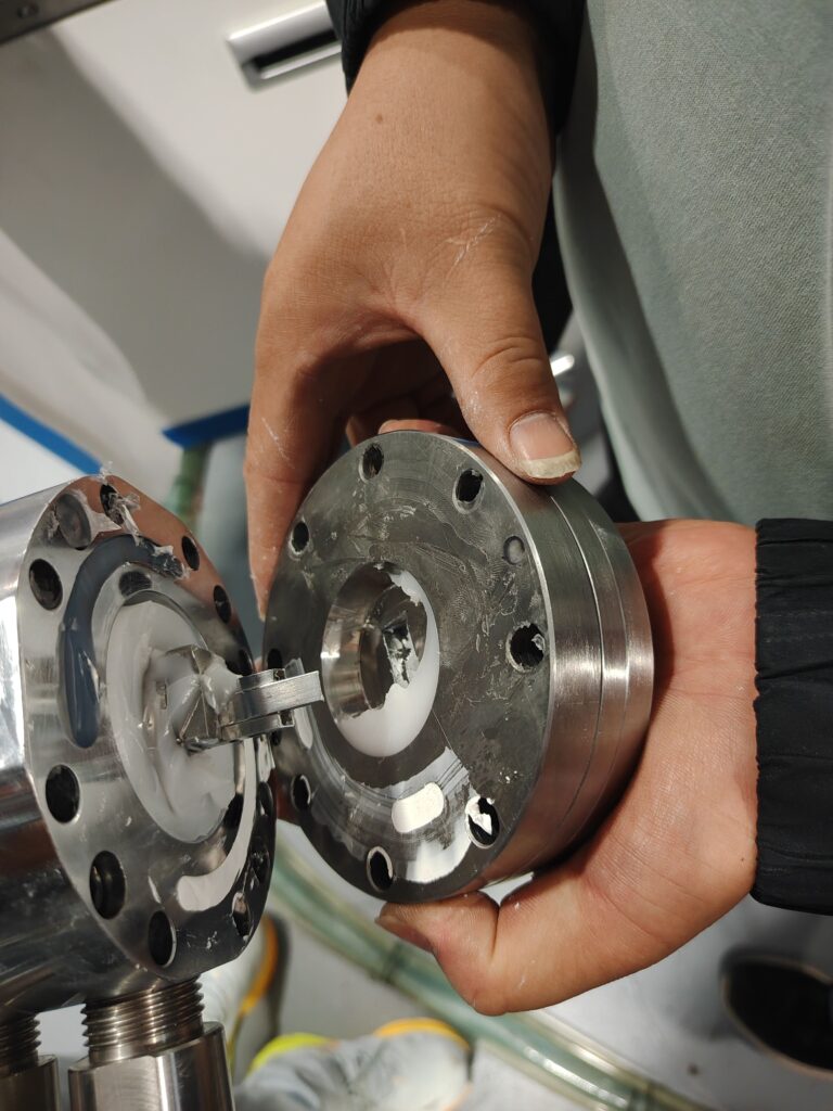 The front die plate (前模) just separated from the mold base (模坐).